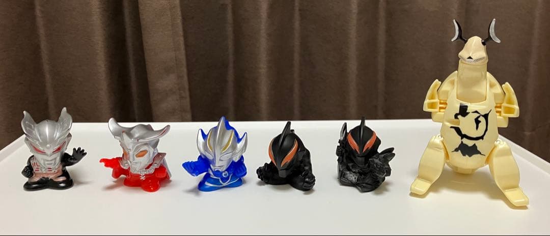 ウルトラマンフィギュアセットと説明カード