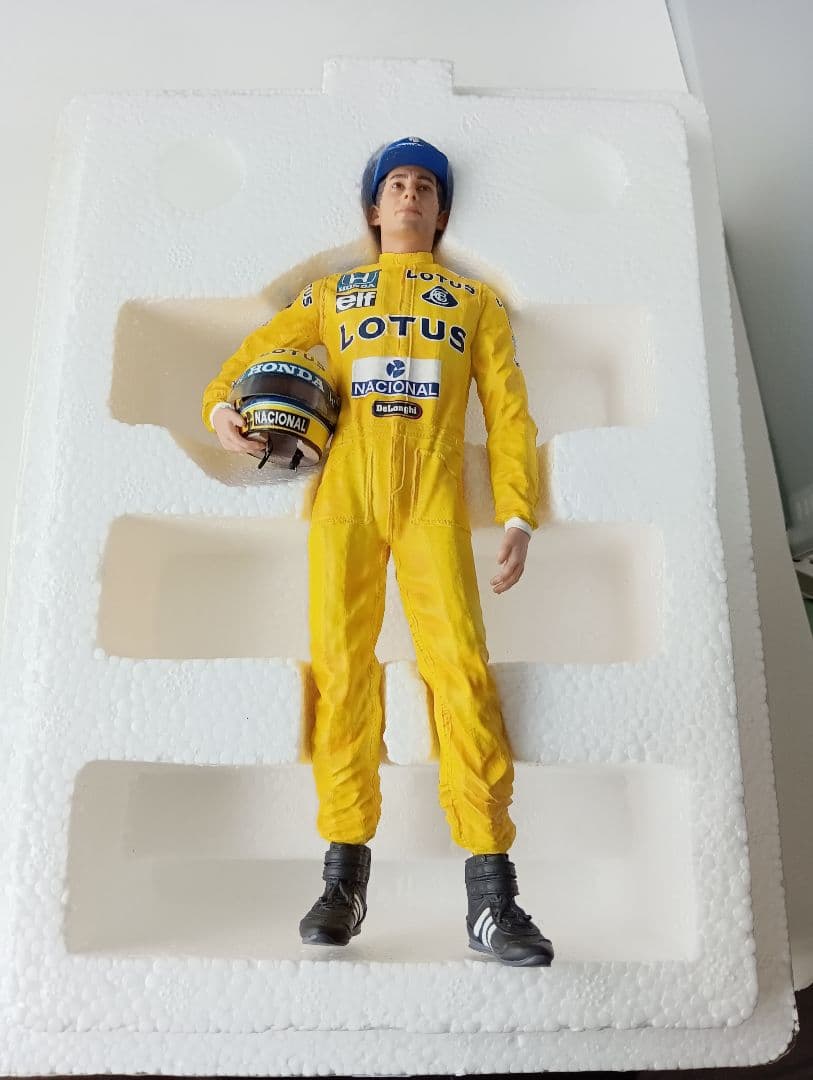 アイルトンセナLOTUS サイン入りレーシングドライバー フィギュア