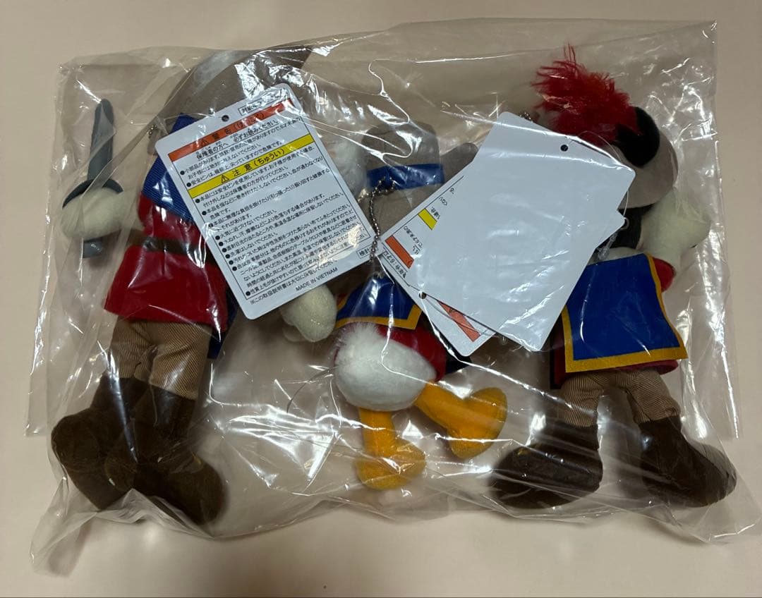 新品タグ付き　ディズニー　三銃士 ぬいぐるみバッジ3点　ミッキードナルドグーフィ