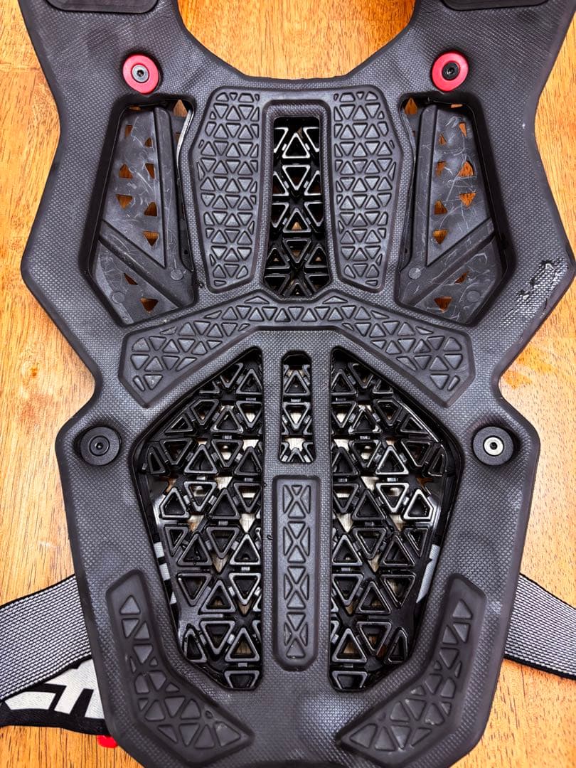 LEATT　2.5 チェストプロテクター　MTBで使用
