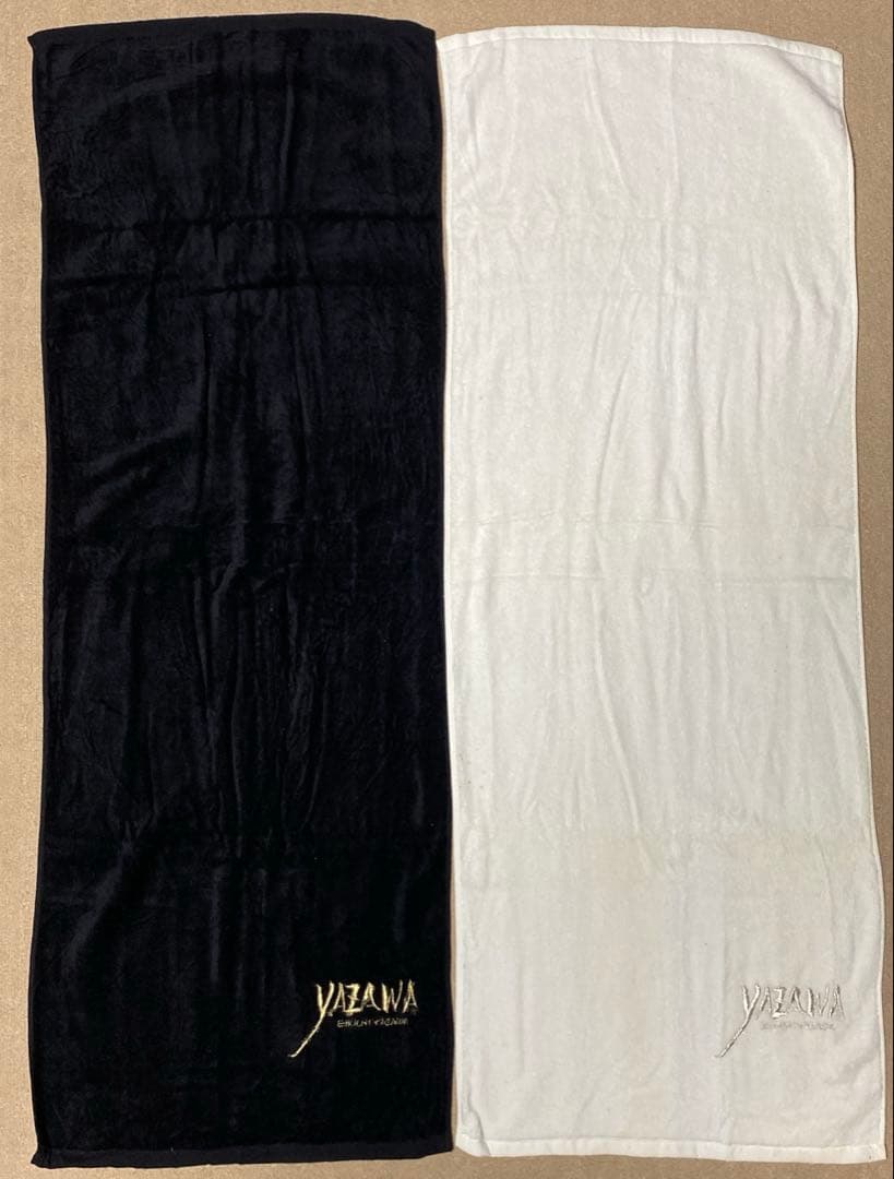 希少yazawa刺繍フデロゴスポーツタオルブラック、ゴールド/ホワイト、シルバー