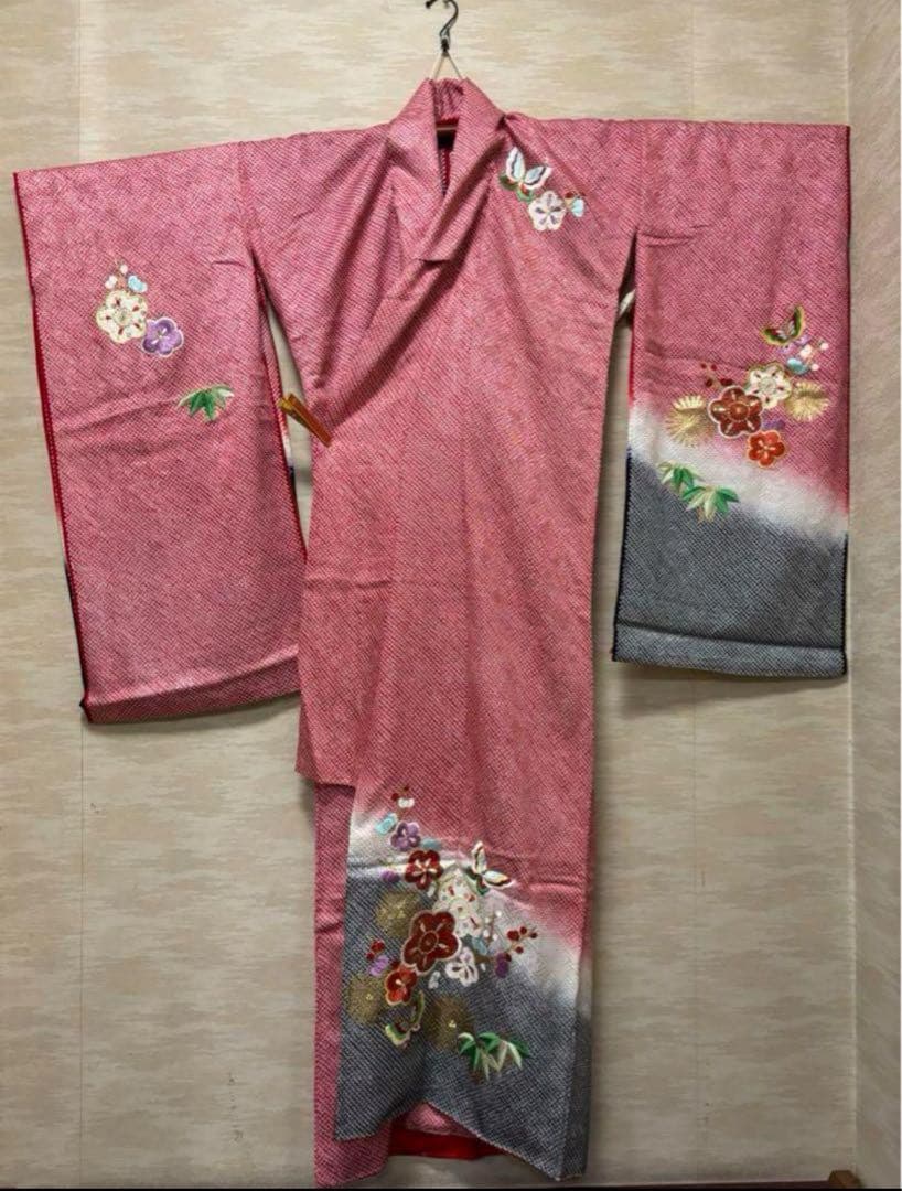 七五三　四ツ身女の子着物　正絹　仮絵羽　赤　豪華絞り　華やか刺繍　蝶　梅