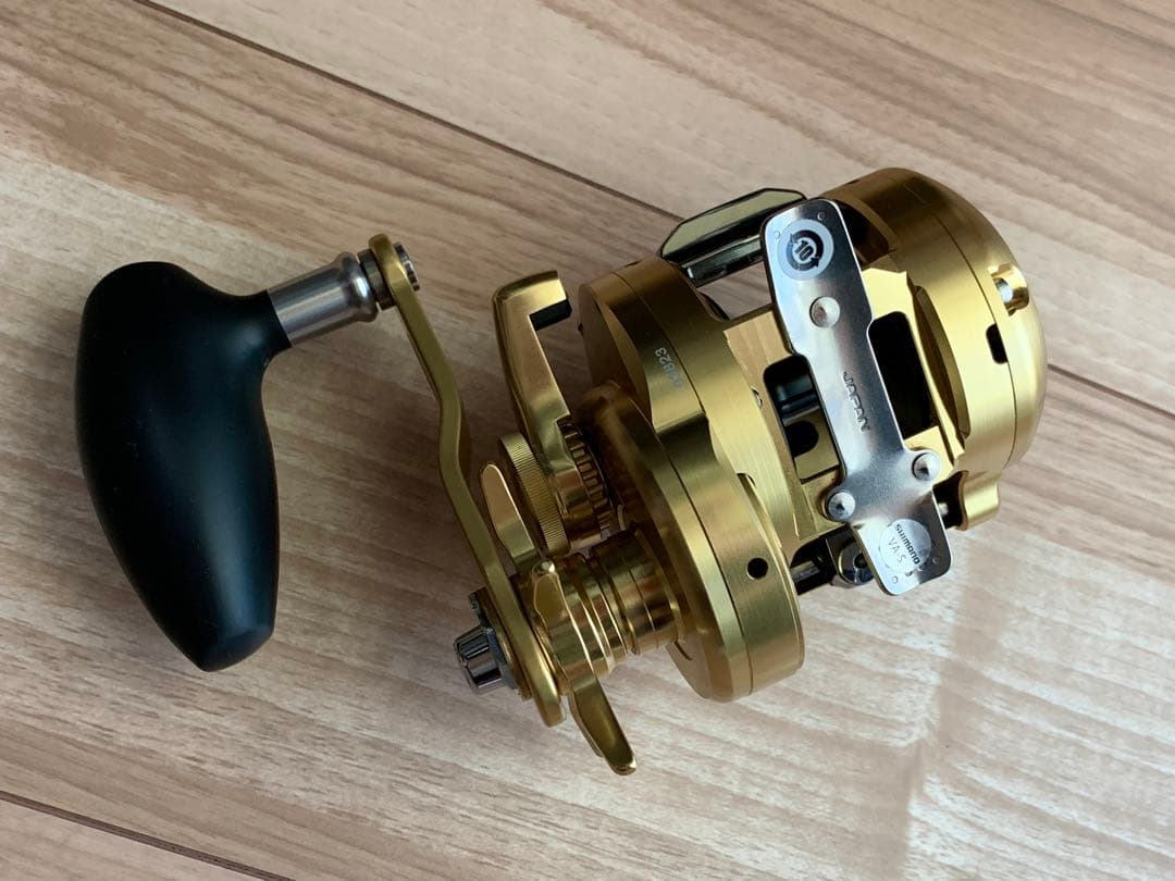 シマノリールSHIMANOオシアコンクエストCT301PG（左）
