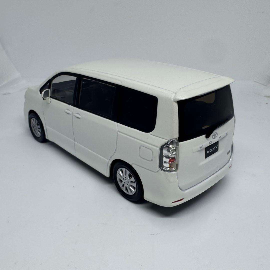 非売品 トヨタ 1/24 カラーサンプル ヴォクシー 70系 ホワイト