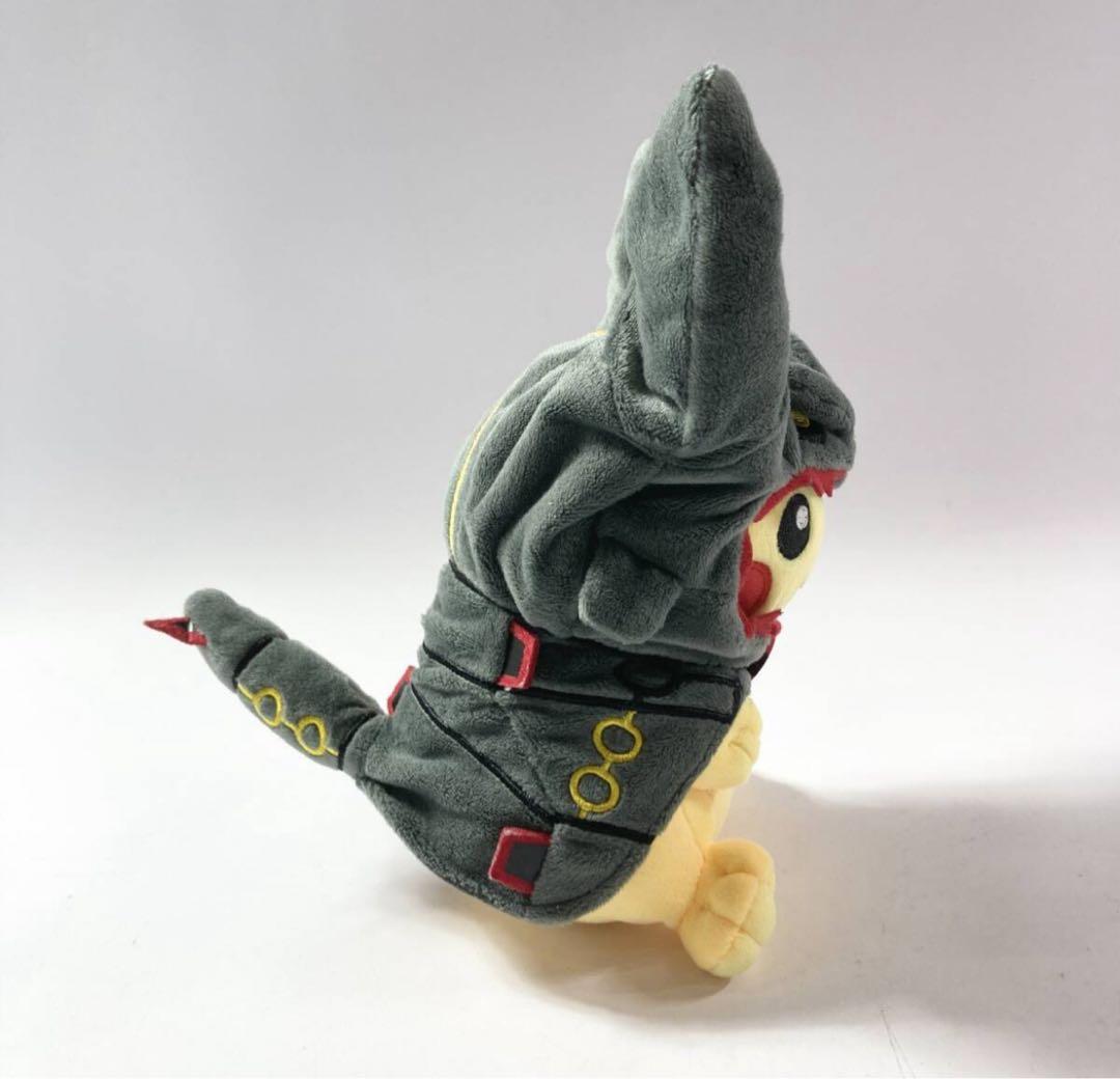 ポケモンセンター限定「黒いレックウザのポンチョを着たピカチュウ」のぬいぐるみ