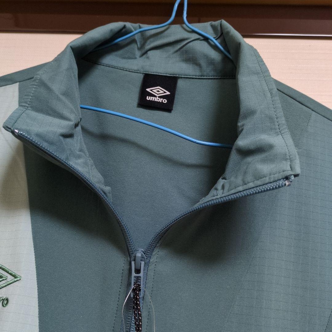 【新品未使用】umbro グリーン ピステ・ウィンドブレーカー