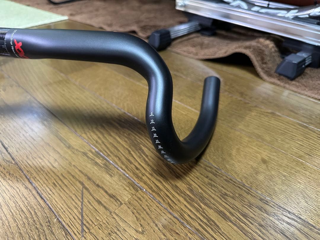 新品・超軽量 カーボンフレアハンドル。オマケ付きです！