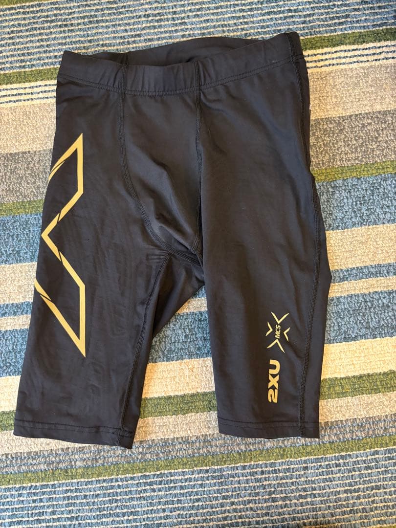 2XU 黒 ゴールドロゴ ハーフタイツ