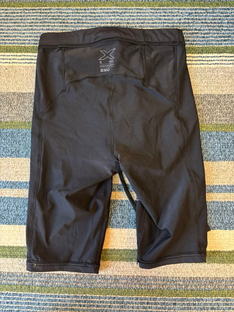 2XU 黒 ゴールドロゴ ハーフタイツ