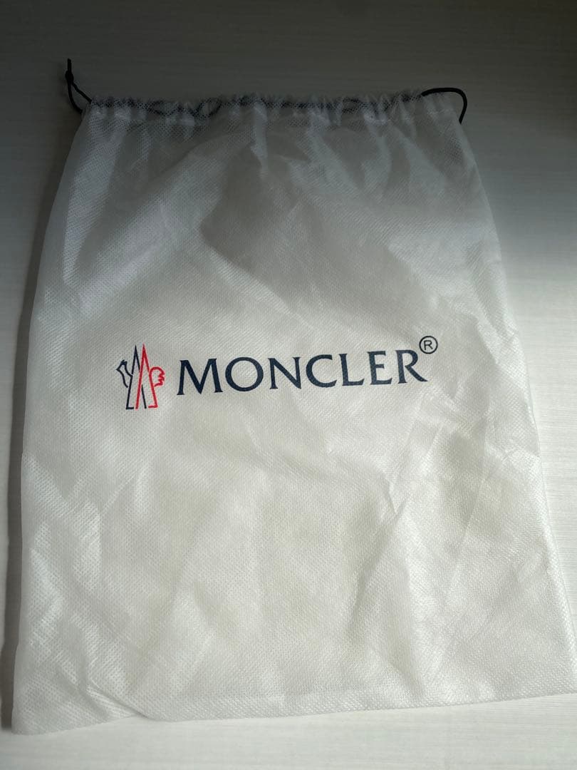 MONCLER ホワイトキャップ ストライプ付き