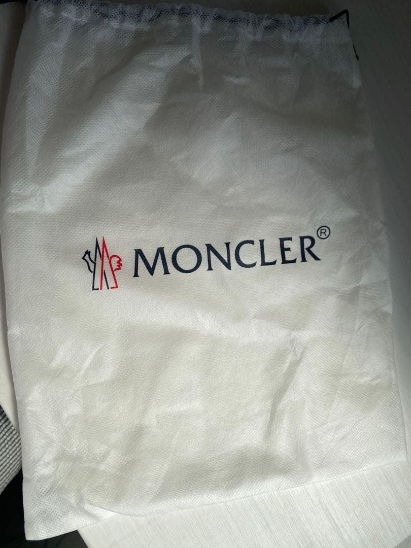 MONCLER ホワイトキャップ ストライプ付き