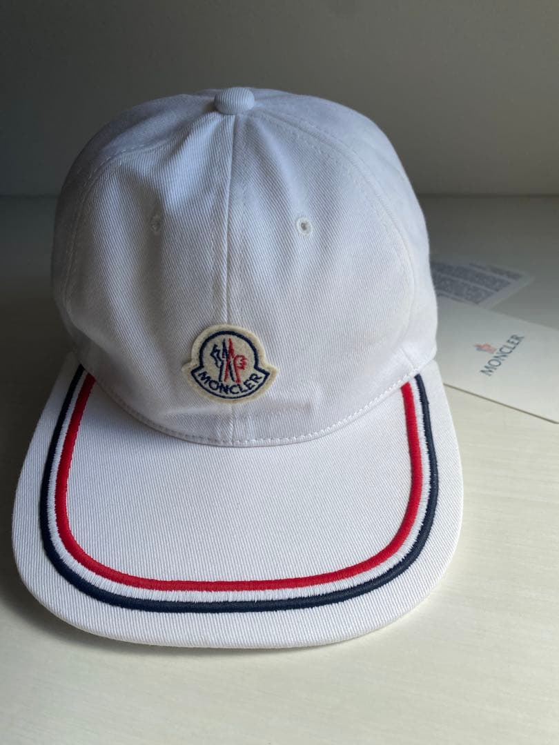 MONCLER ホワイトキャップ ストライプ付き