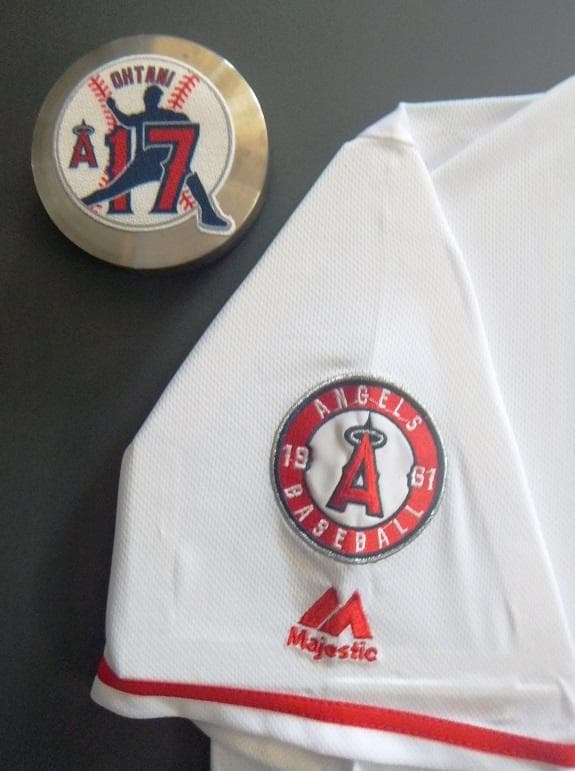 大谷翔平選手ホーム用ホワイトオーセンティックユニフォーム (額入り)