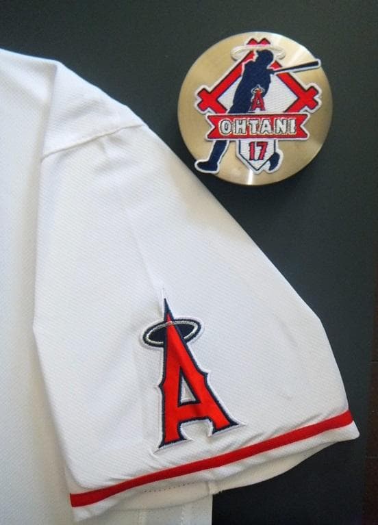 大谷翔平選手ホーム用ホワイトオーセンティックユニフォーム (額入り)