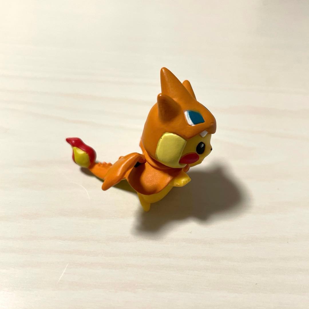 メガポンチョを着たピカチュウ ミニフィギュア メガリザードン