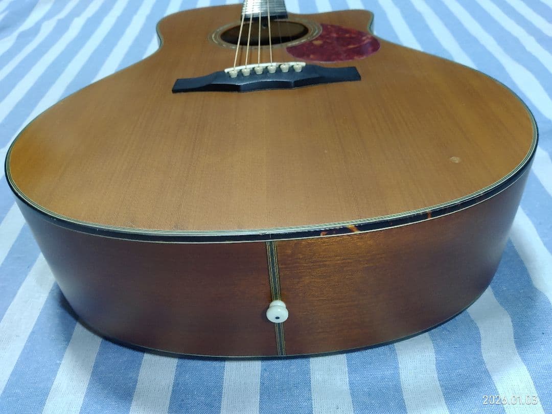 Morrisのカッタウェイ・アコースティックギターS-30ハードケース付きです。