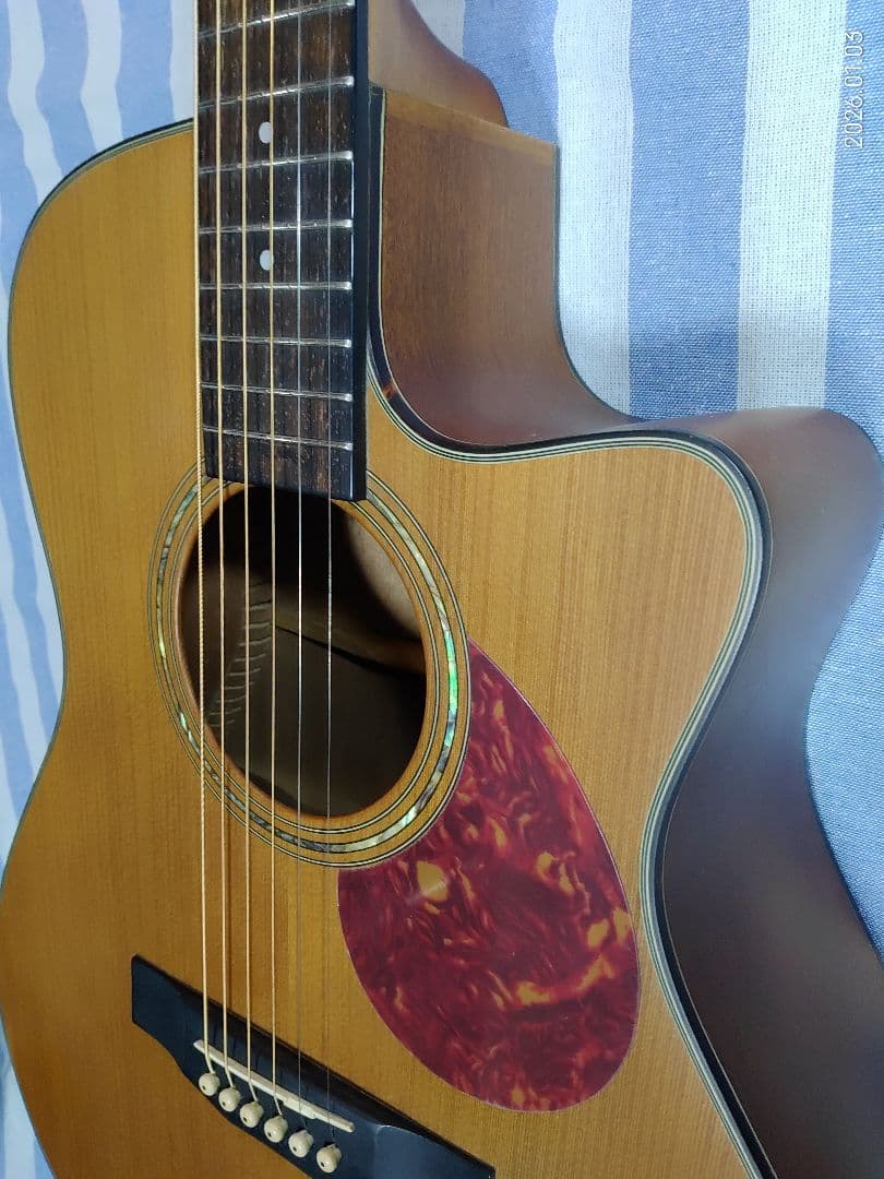 Morrisのカッタウェイ・アコースティックギターS-30ハードケース付きです。
