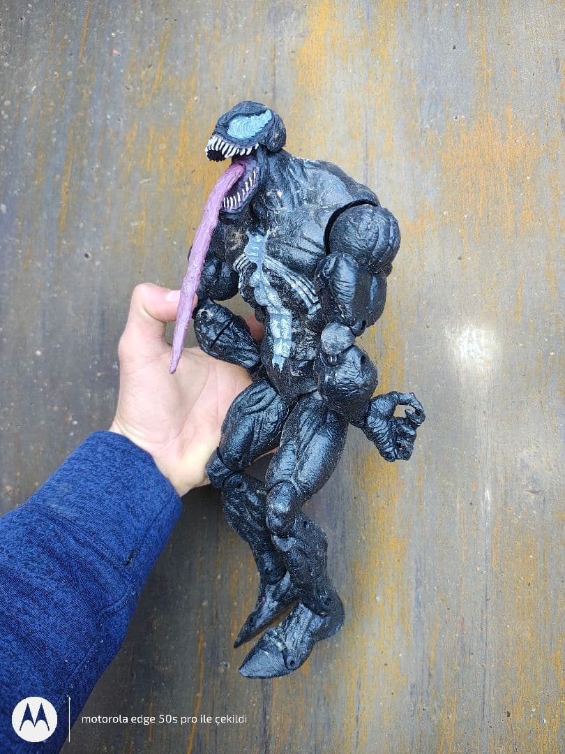 こちらはマーベル・アイコンズシリーズのヴェノムのアクションフィギュア（約30cm