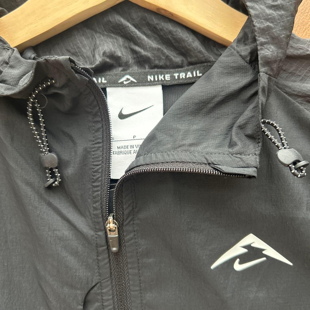 新品 NIKE メンズ【S】トレイル エアリーズ 薄手 ランニングジャケット 黒