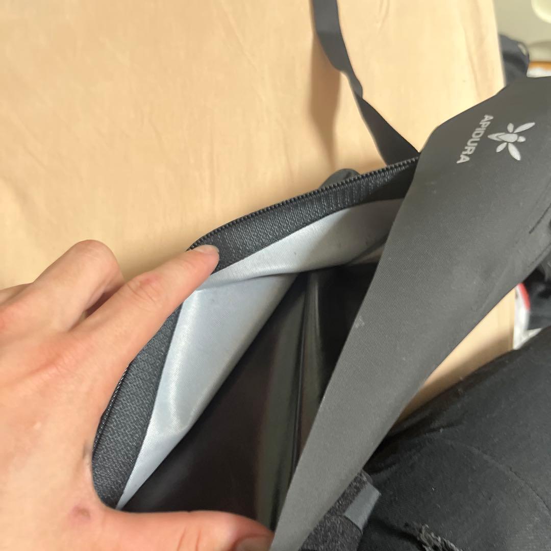 APIDURA 防水スリムバッグ