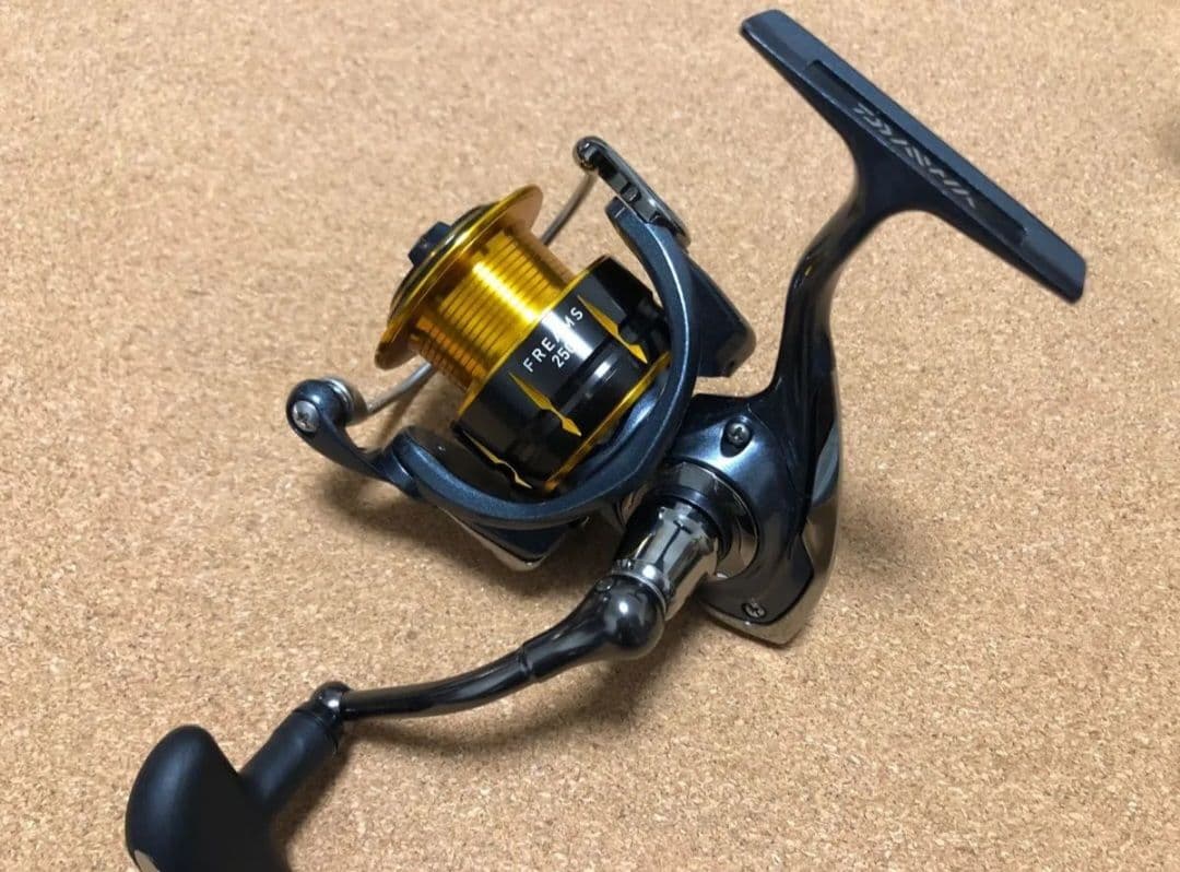 【美品】ダイワ 15フリームス 2500 付属品あり