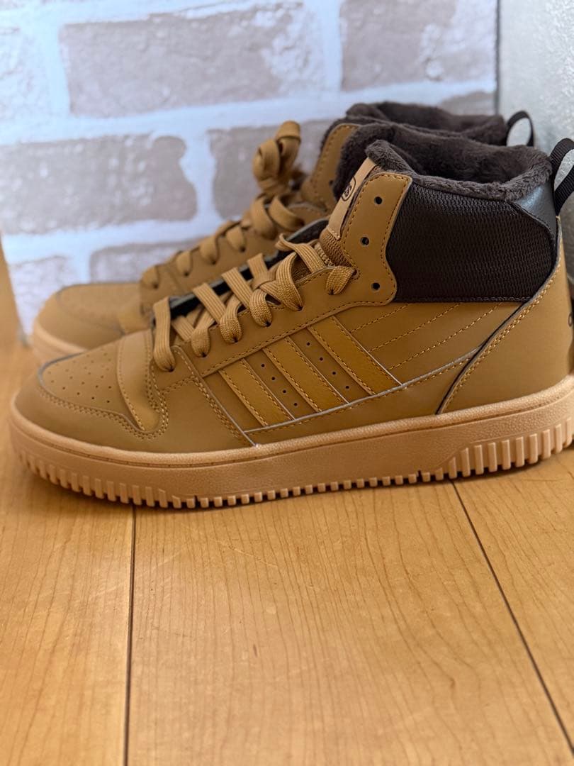 adidas ベージュ ハイカットシューズ