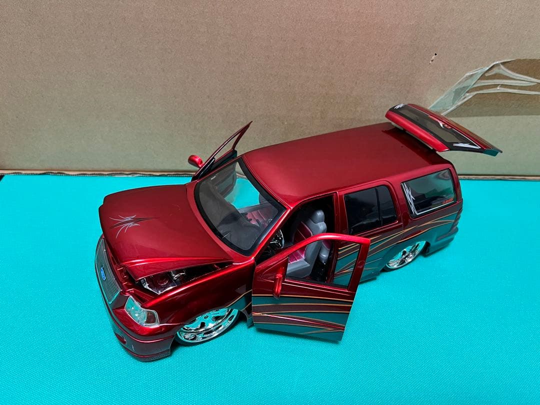 【DUB CITY】FORD EXPEDI TION 1/18