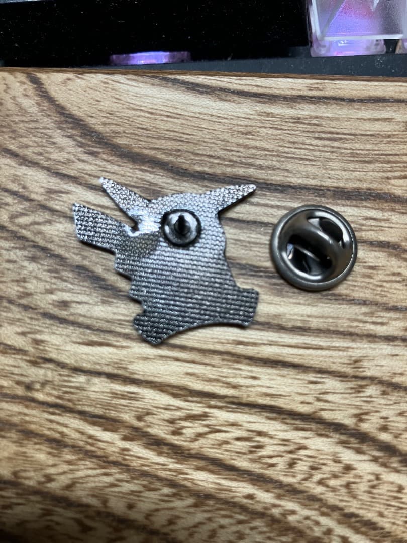 【レトロ・希少】ピカチュウ ピンバッジ お座りポーズ 初期デザイン風