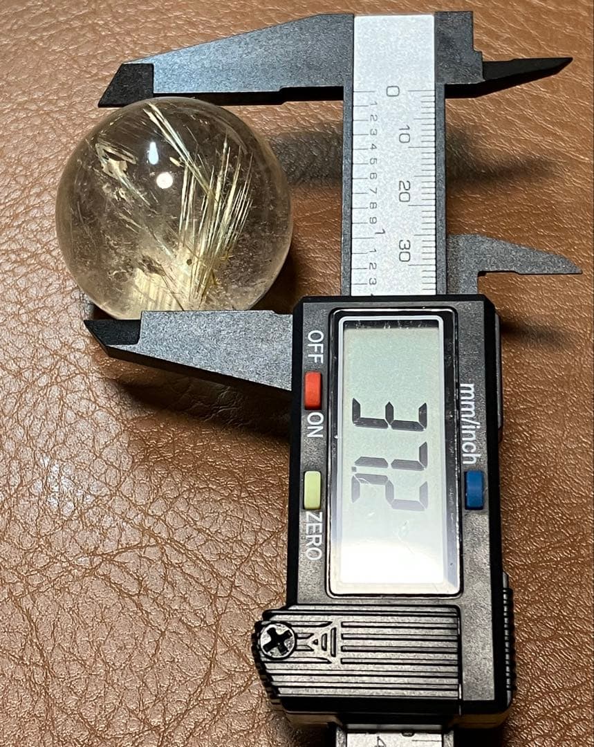 金運　ルチルクオーツ　丸玉　スフィア　ファントム？　土台付き　37.2㎜