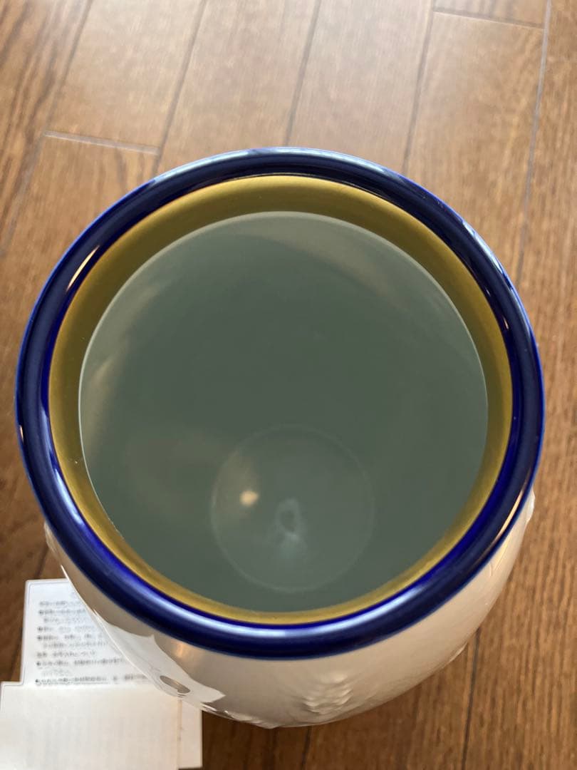未使用　深川　ホワイト 陶器製花瓶 浮彫り植物模様