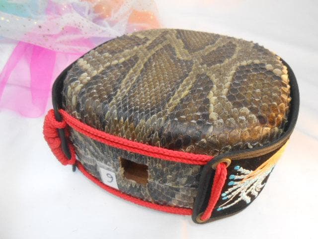 現品販売(送料無料)72.800円　沖縄三線専用　黒檀棹と蛇皮(二重張)型チーガ