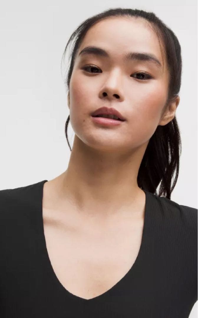 【美品】ルルレモン lululemon Nulu V-Neck T-Shirt
