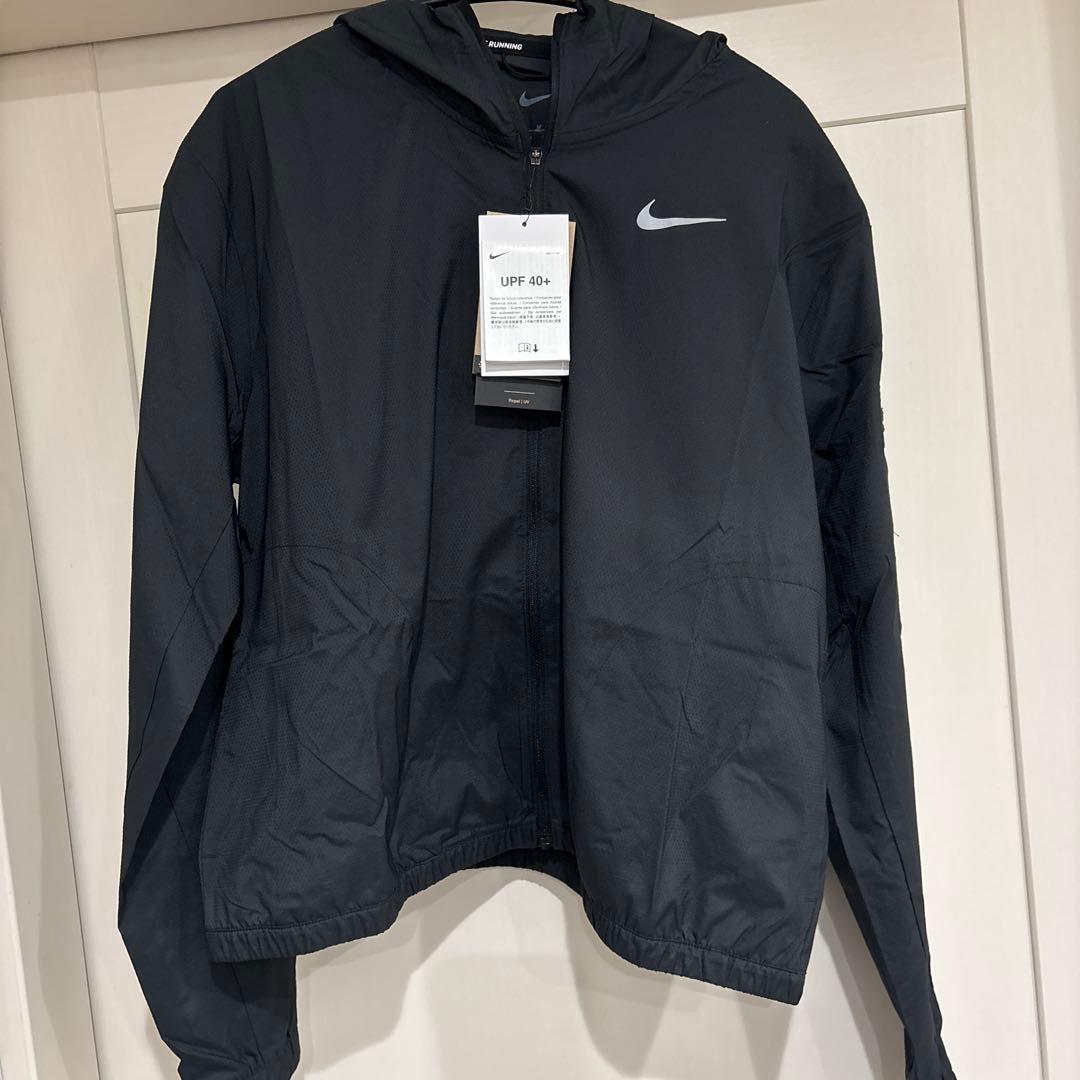 ナイキ　NIKE ランニングウェア　ウインドブレーカー　新品　レディースM