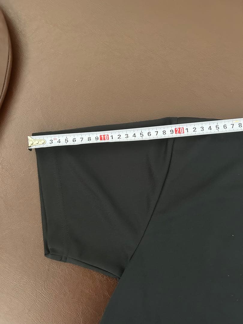 黒Tシャツ6枚と赤ショートパンツ6着、スニーカー2足セット