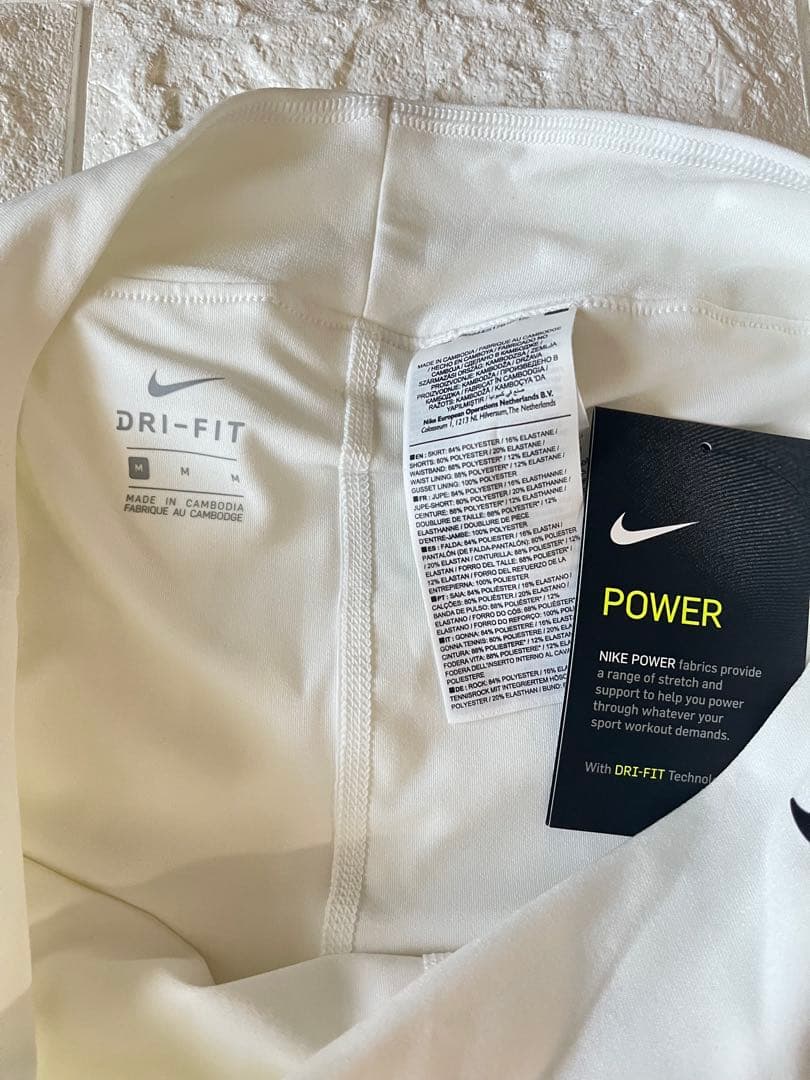 新品タグ付き　Nike テニススカート ホワイトＭ　海外
