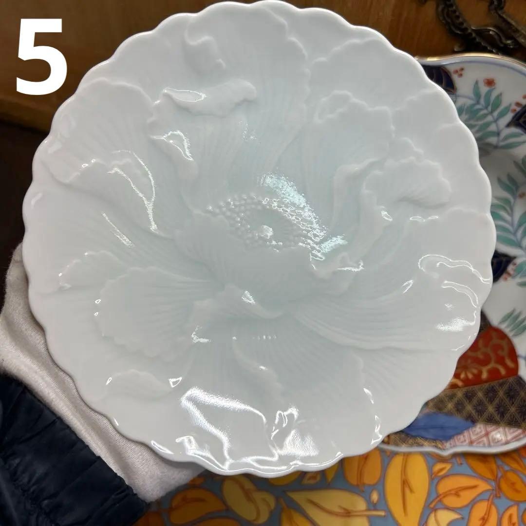 其泉　金彩色絵菊花唐草紋菓子鉢と青白磁牡丹彫銘々皿５枚揃　まとめ売り　美品