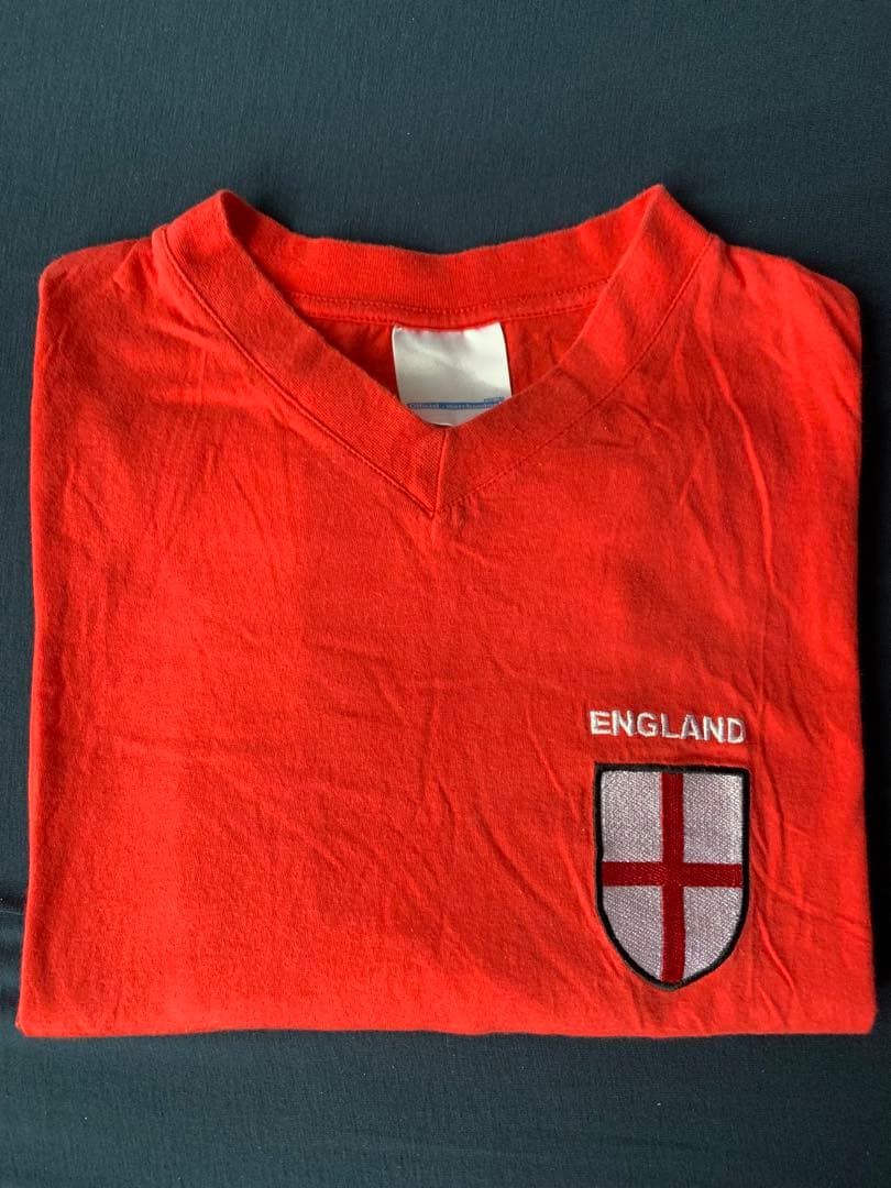 入手困難！イングランドTシャツ 珍しいVネックの赤