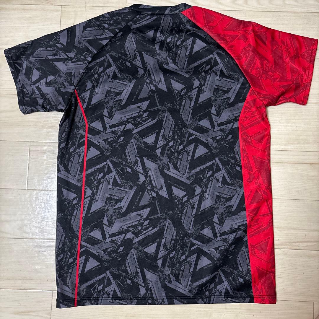 デサント　Tシャツ　バレーボール用シャツ 黒/赤 幾何学模様