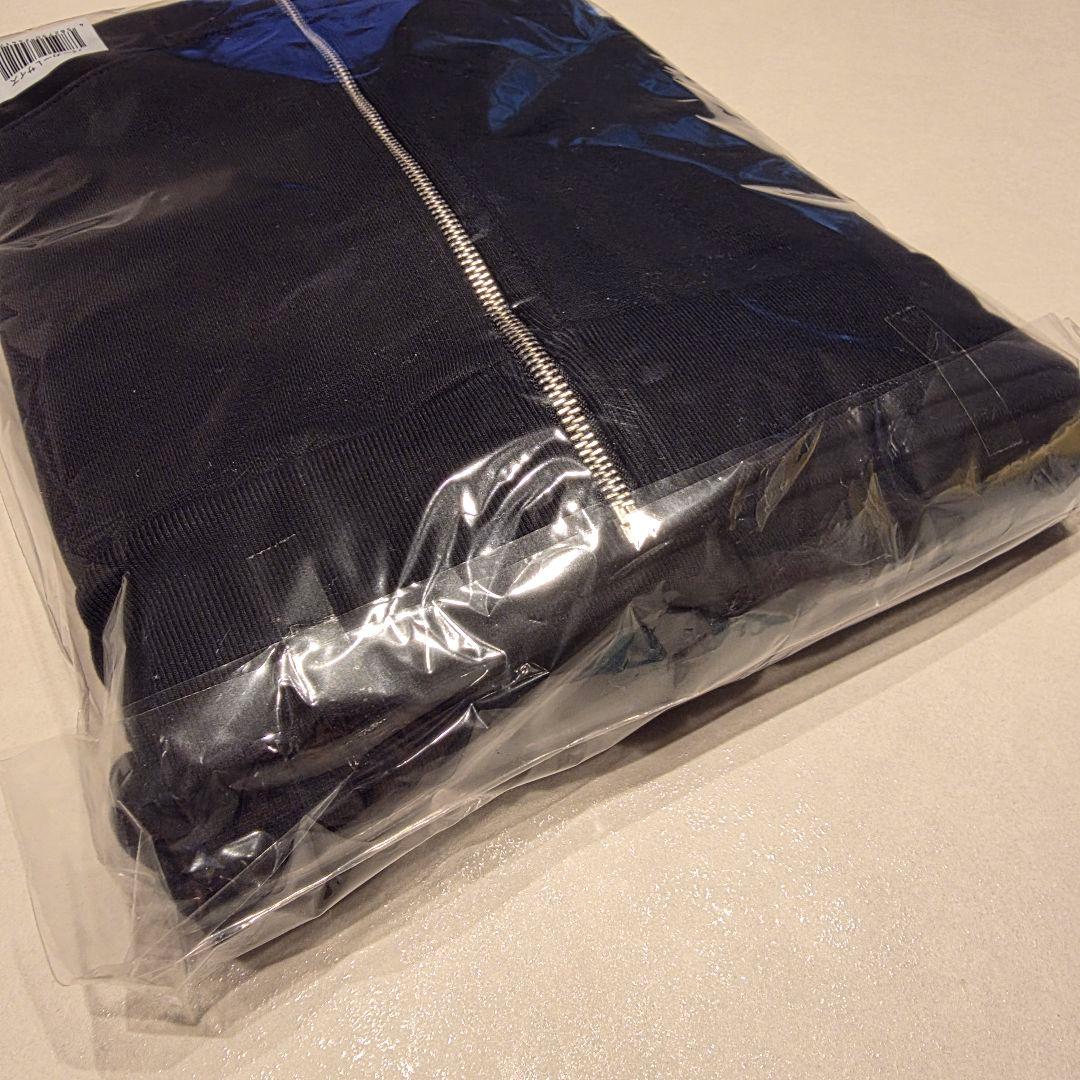 新品 山田涼介 ジップバーカー LEOの遊び場