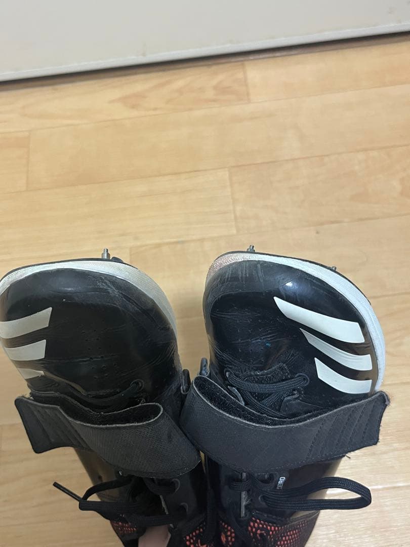 adidas スパイクシューズ ブラック/オレンジ