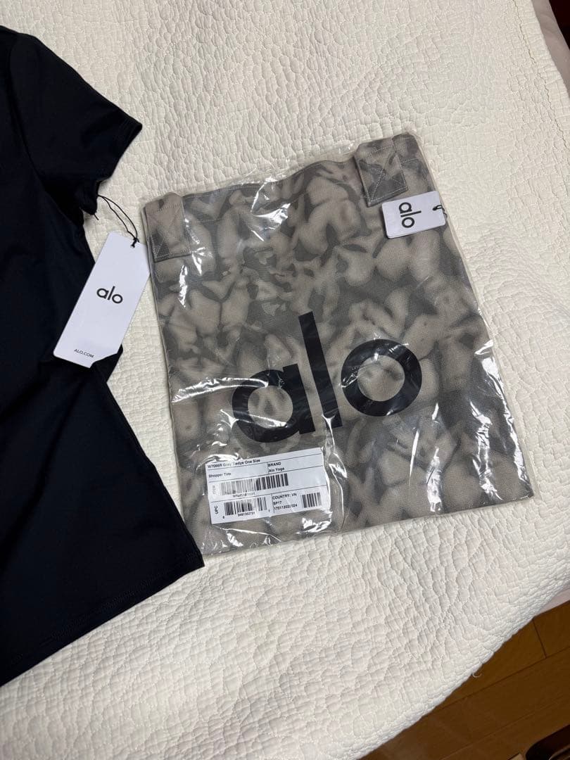 alo ブラック &ホワイトTシャツ2枚とバッグのセット
