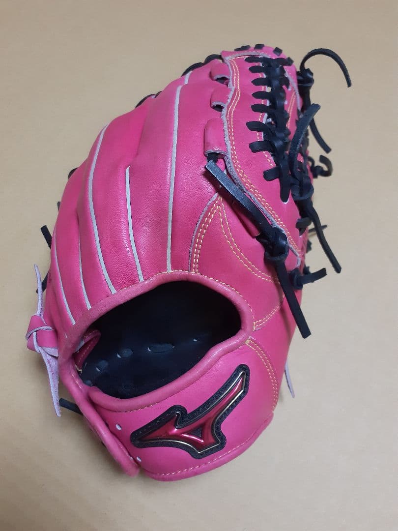 即戦力MIZUNO限定色ピンク、ソフトボール用グローブ希少色