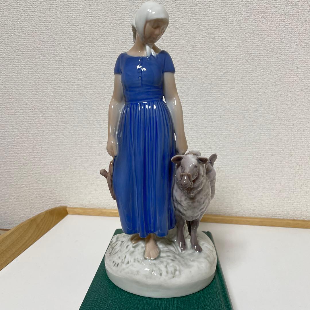 ・羊飼いの女性と３頭の羊・高さ２７cm・Ｂ＆Ｇ．・