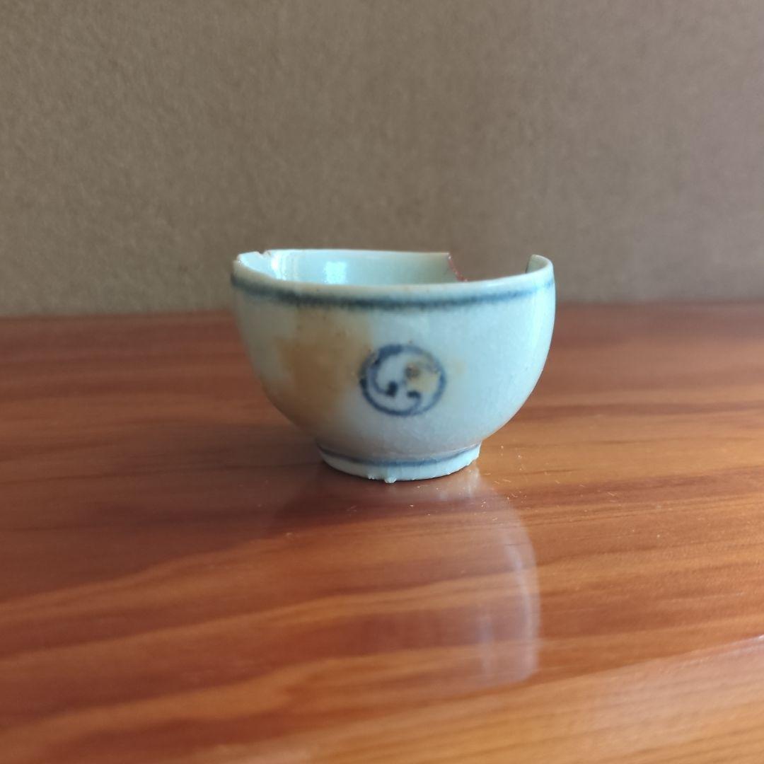 青白い小さな盃（ひび割れあり）初期伊万里の陶片　骨董品