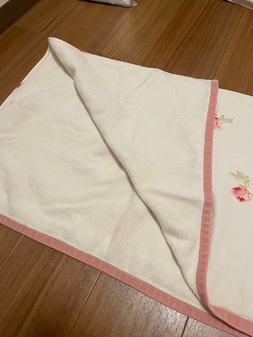 ローラアシュレイ♡バラ柄のタオルケット　パイル生地