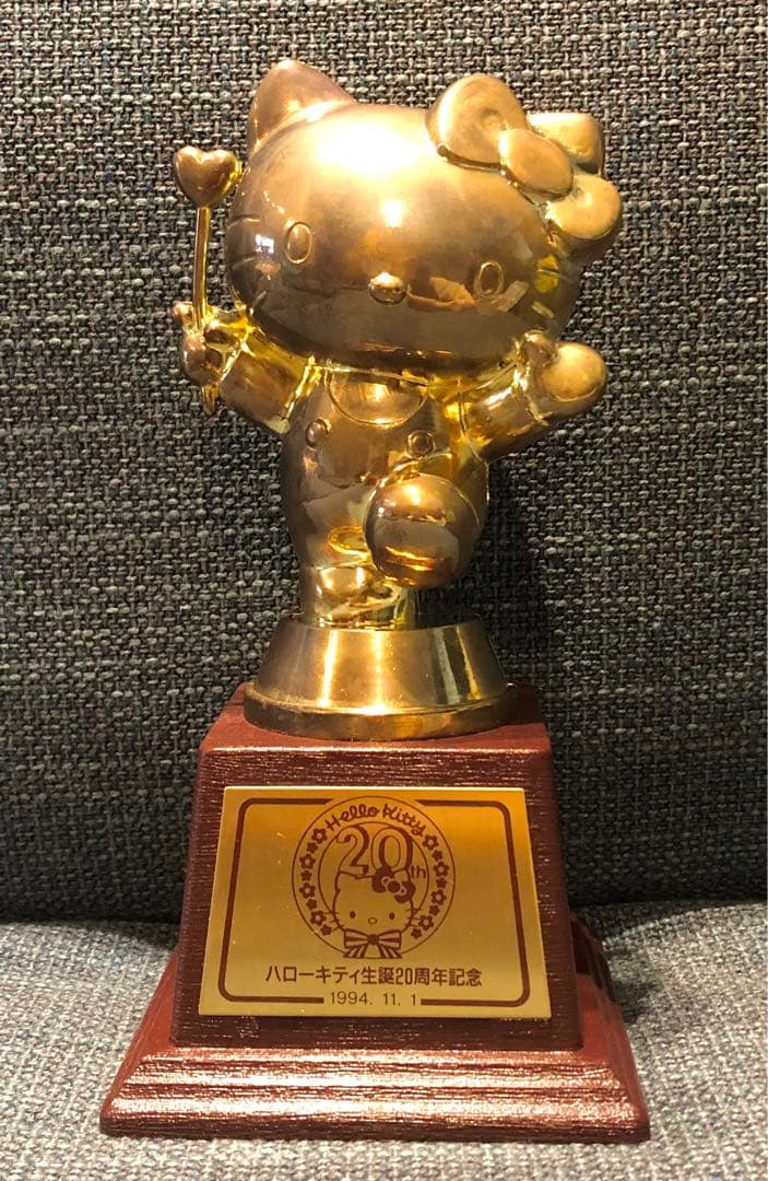 レア ハローキティ生誕20周年記念トロフィー 非売品