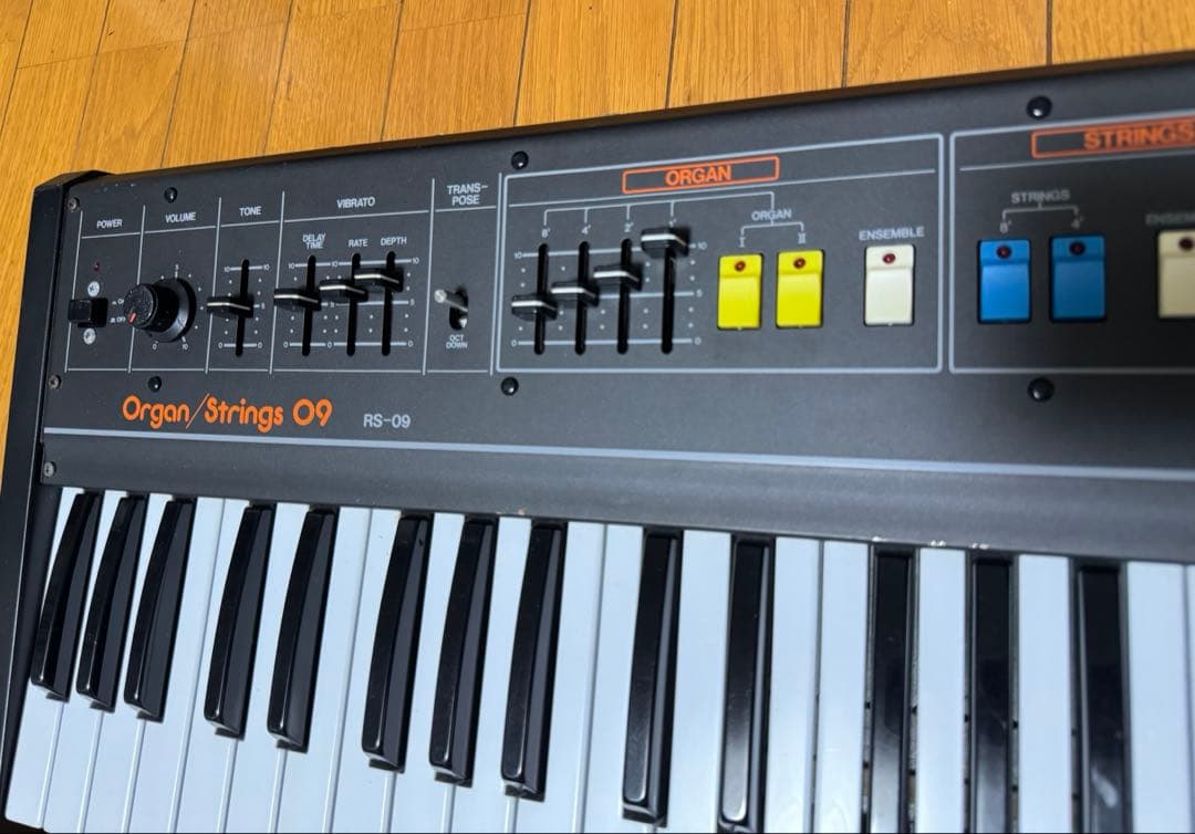 Roland RS-09 シンセサイザー