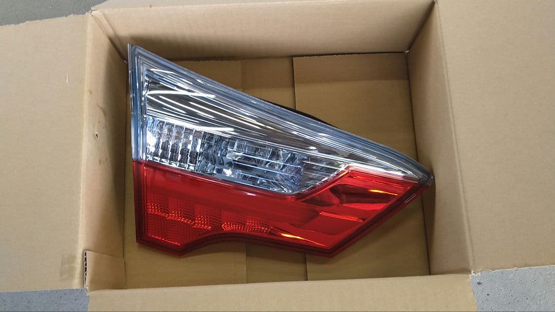 ☆送料込み☆シャトル DAA-GP7 左 バックドア　テールランプ　新品未使用
