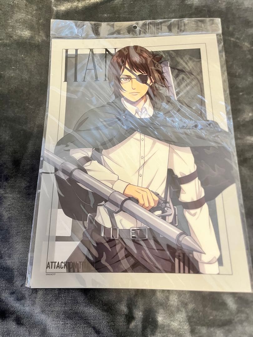 新品 進撃の巨人 リヴァイ ハンジ ベースヤード クリアポスター 2点セット