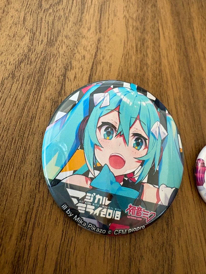 マジカルミライ2018 初音ミク 缶バッジ メインビジュアル　2個セット